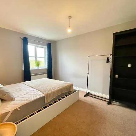 October Disc - Long - Contractors Apartman Bristol